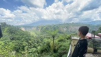 Ngarai Sianok merupakan pahatan perbukitan. Letak Ngarai Sianok ini ada di perbatasan Kota Bukittinggi dan Kabupaten Agam (Jeka Kampai/detikSumut)