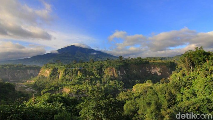 Ngarai Sianok di Sumatera Barat.