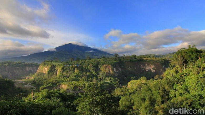 Ngarai Sianok di Sumatera Barat.