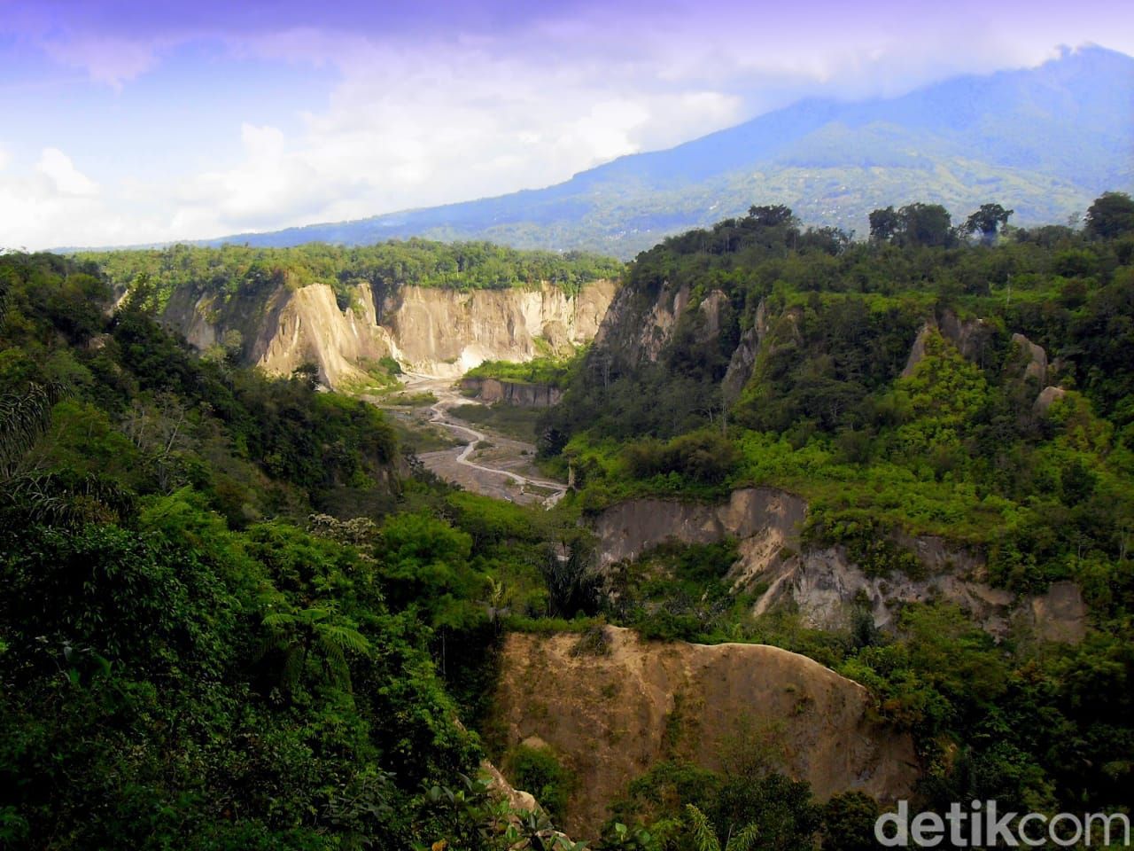 Ngarai Sianok di Sumatera Barat.