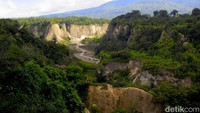 Ngarai Sianok di Bukittinggi, Sumatera Barat dipilih sebagai tempat wisata di uang Rp 2.000. Ngarai Sianok terkenal memiliki pemandangan hijau yang dapat dinikmati dari tebing-tebing setinggi 100 meter. Ngarai ini terbentuk sebagai akibat dari proses turunnya sebagian lempengan bumi sehingga menimbulkan patahan berwujud jurang yang curam. Sekarang, Ngarai Sianok kerap didatangi wisatawan untuk bersantai dan berfoto. Dok. Pemprov Sumbar