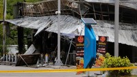 Sebuah toko terlihat rusak setelah ledakan yang terjadi di provinsi Yala di Thailand selatan, Rabu, (17/8/2022). Pihak polisi dan militer Thailand mengatakan, serangan bom dan pembakaran terjadi setelah tengah malam dan menargetkan toko-toko dan sebuah pompa bensin di tiga provinsi. Sedikitnya tujuh orang luka-luka. (Surapan Boonthanom/Reuters)