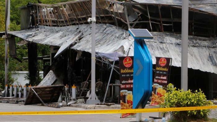 Ngeri, 17 Lokasi di Thailand Diserang Bom dan Pembakaran A shop is seen in an aftermath of an explosion which ripped through the southern Thailand province of Yala in what appeared to be multiple coordinated attacks in several locations, in Yala, Thailand August 17, 2022. REUTERS/Surapan Boonthanom
