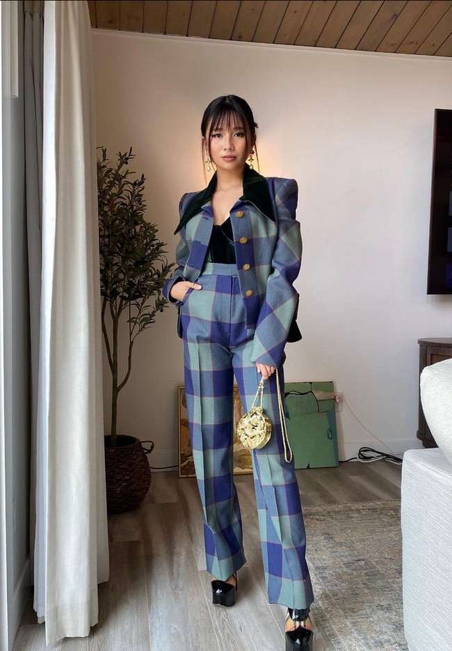 Tampil chic berbalut setelan jas motif tartan yang dipadu platform shoes.  Foto: Instagram