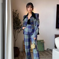 Tampil chic berbalut setelan jas motif tartan yang dipadu platform shoes.  Foto: Instagram