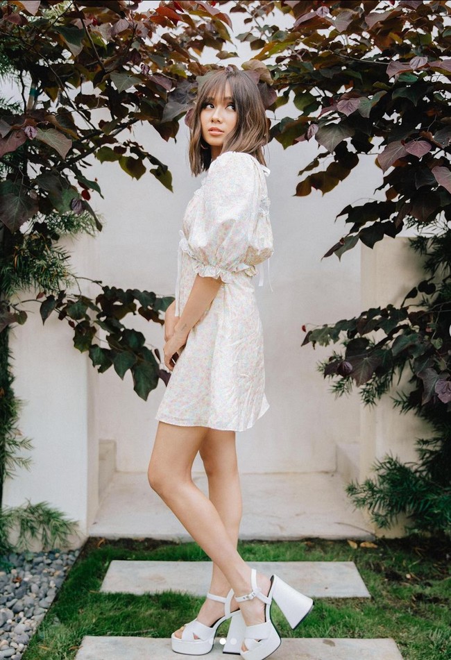 Gaya feminin plus girlie Niki Zefanya saat mengenakan mini summer dress.  Foto: Instagram