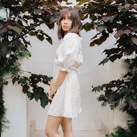 Gaya feminin plus girlie Niki Zefanya saat mengenakan mini summer dress.  Foto: Instagram