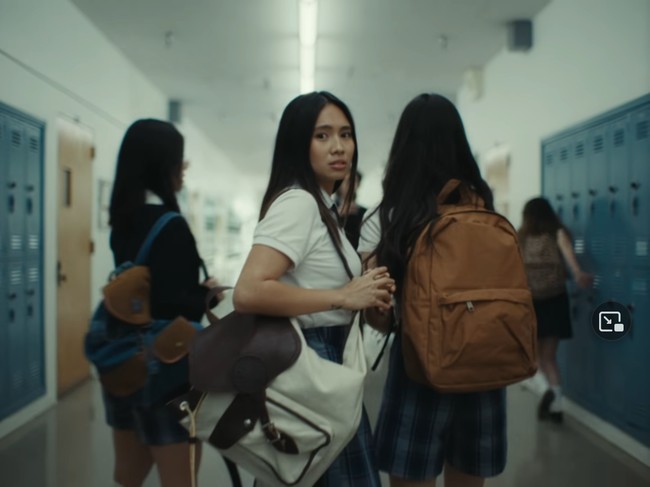 Niki Zefanya tampil dengan seragam SMA untuk video klip ‘High School in Jakarta’ yang dirilis di YouTube pada 5 Agustus 2022. Baru 13 hari tayang, video-nya sudah ditonton lebih dari 5,6 juta kali. Foto: YouTube