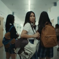 Niki Zefanya tampil dengan seragam SMA untuk video klip ‘High School in Jakarta’ yang dirilis di YouTube pada 5 Agustus 2022. Baru 13 hari tayang, video-nya sudah ditonton lebih dari 5,6 juta kali. Foto: YouTube