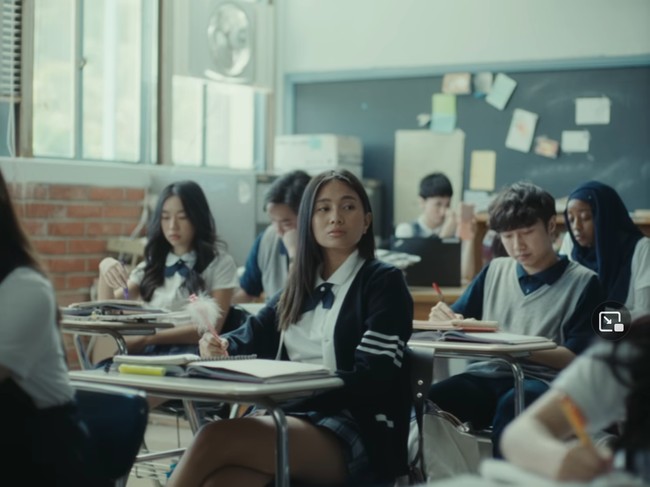 Niki Zefanya juga tampak memakai jaket navy di video klip. Ia terlihat mengenakan makeup tipis selayaknya anak SMA pada umumnya. Foto: YouTube