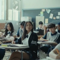 Niki Zefanya juga tampak memakai jaket navy di video klip. Ia terlihat mengenakan makeup tipis selayaknya anak SMA pada umumnya. Foto: YouTube