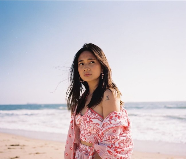 Di luar konsep video klip, gaya busana Niki Zefanya bisa dibilang stytlish sekaligus nyentrik. Pelantun lagu ‘Summertime’ ini tak takut bereksperimen gaya mulai dari girlie, bohemian hingga maskulin. Foto: Instagram