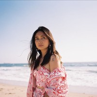 Di luar konsep video klip, gaya busana Niki Zefanya bisa dibilang stytlish sekaligus nyentrik. Pelantun lagu ‘Summertime’ ini tak takut bereksperimen gaya mulai dari girlie, bohemian hingga maskulin. Foto: Instagram