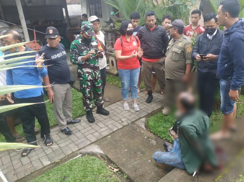 Dewa Gede Gunastra (43) sesaat usai diamankan dengan kondisi tangan dan kaki terikat. ODGJ ini mengamuk dan melukai lima orang dengan satu diantaranya tewas.