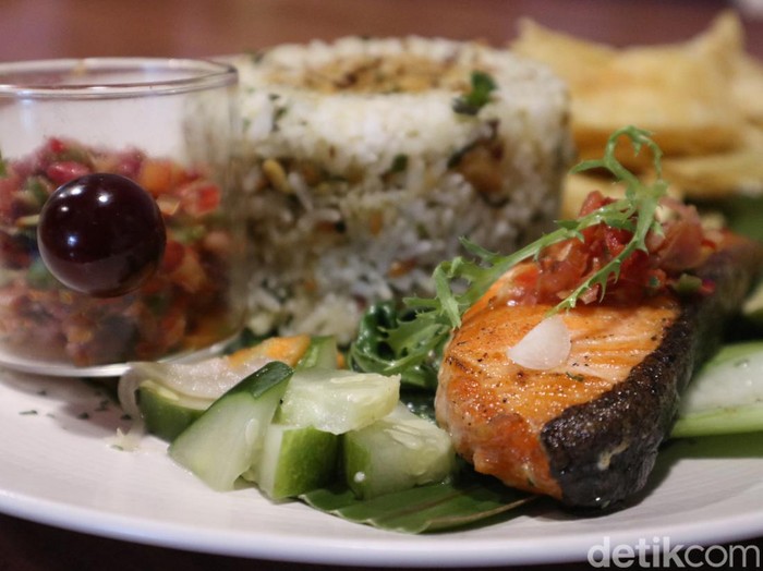Olahan ikan salmon di Faver Galeria Bistro.