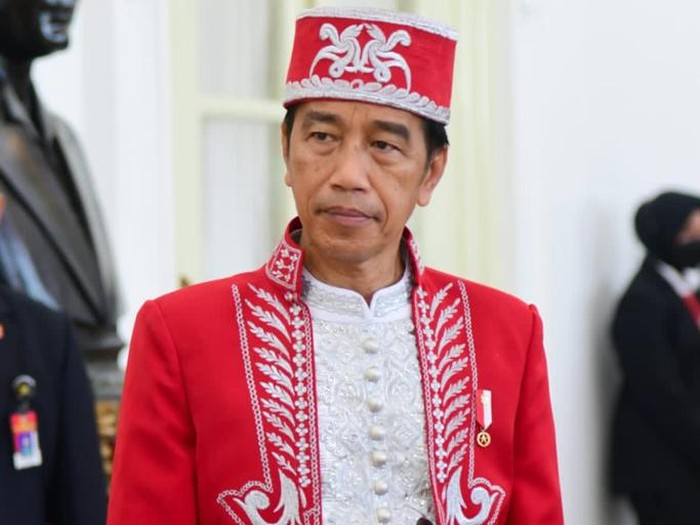 Pakaian adat Jokowi saat 17 Agustus 2022 adalah pakaian adat Dolamani. Baju adat tersebut berasal dari Buton, Sulawesi Tenggara. Simak serba-serbinya di sini.