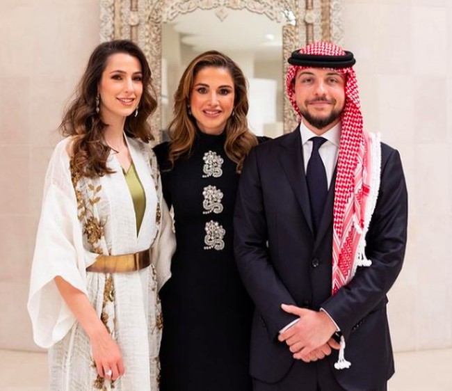 Inilah foto Ratu Rania bersama putranya dan calon menantunya. Foto: dok. Instagram/@queenrania, dok. Twitter @RHCJO