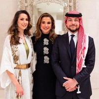 Inilah foto Ratu Rania bersama putranya dan calon menantunya. Foto: dok. Instagram/@queenrania, dok. Twitter @RHCJO