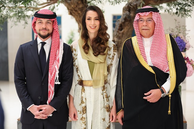 Aku tidak berpikir ini bisa disimpan karena begitu banyak sukacita di hati saya! Selama untuk anak sulungku Pangeran Hussein dan calon cantik, Rajwa,” keterangan foto Rania di Twitter. Foto: dok. Instagram/@queenrania, dok. Twitter @RHCJO