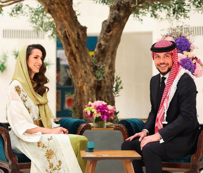 Rajwa Khaled Al-Saif adalah wanita Arab lulusan College of Architecture di Syracuse University, New York. Wanita 28 tahun itu seumuran dengan calon suaminya. Foto: dok. Instagram/@queenrania, dok. Twitter @RHCJO