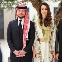 Aku tidak berpikir ini bisa disimpan karena begitu banyak sukacita di hati saya! Selama untuk anak sulungku Pangeran Hussein dan calon cantik, Rajwa,” keterangan foto Rania di Twitter. Foto: dok. Instagram/@queenrania, dok. Twitter @RHCJO