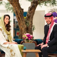 Rajwa Khaled Al-Saif adalah wanita Arab lulusan College of Architecture di Syracuse University, New York. Wanita 28 tahun itu seumuran dengan calon suaminya. Foto: dok. Instagram/@queenrania, dok. Twitter @RHCJO