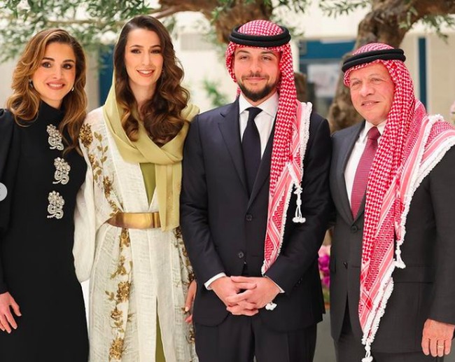 Rajwa Khaled Al-Saif tampil cantik dengan abaya putih dan dress hijau. Dia menambahkan penampilannya dengan kerudung yang warnanya sesuai dengan dressnya. Sementara Pangeran Hussein mengenakan setelan jas hitam dan penutup kepala keffiyeh khas Timur Tengah.Foto: dok. Instagram/@queenrania, dok. Twitter @RHCJO