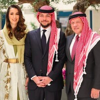 Rajwa Khaled Al-Saif tampil cantik dengan abaya putih dan dress hijau. Dia menambahkan penampilannya dengan kerudung yang warnanya sesuai dengan dressnya. Sementara Pangeran Hussein mengenakan setelan jas hitam dan penutup kepala keffiyeh khas Timur Tengah.Foto: dok. Instagram/@queenrania, dok. Twitter @RHCJO