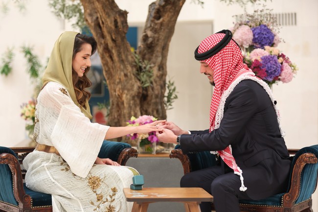 Foto-foto pertunangan Pangeran Hussein bin Abdullah II  dan Rajwa Khaled Al-Saif diumumkan di Twitter resmi kerajaan Yordania. Begitu juga ibu dari Hussein, Ratu Rania yang berbagi foto kebahagiaan pertunangan putranya tersebut. Foto: dok. Instagram/@queenrania, dok. Twitter @RHCJO
