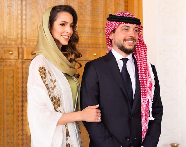 Inilah foto pertunangan Pangeran tampan Yordani dengan wanita cantik Arab Rajwa Khaled Al-Saif. Pangeran Yordania Hussein bin Abdullah II resmi menggelar pertunangan di rumah Rajwa di Riyadh, Arab Saudi, Rabu (17/8/2022). Foto: dok. Instagram/@queenrania, dok. Twitter @RHCJO