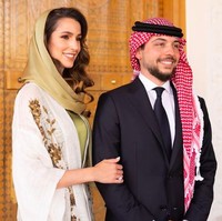 Inilah foto pertunangan Pangeran tampan Yordani dengan wanita cantik Arab Rajwa Khaled Al-Saif. Pangeran Yordania Hussein bin Abdullah II resmi menggelar pertunangan di rumah Rajwa di Riyadh, Arab Saudi, Rabu (17/8/2022). Foto: dok. Instagram/@queenrania, dok. Twitter @RHCJO