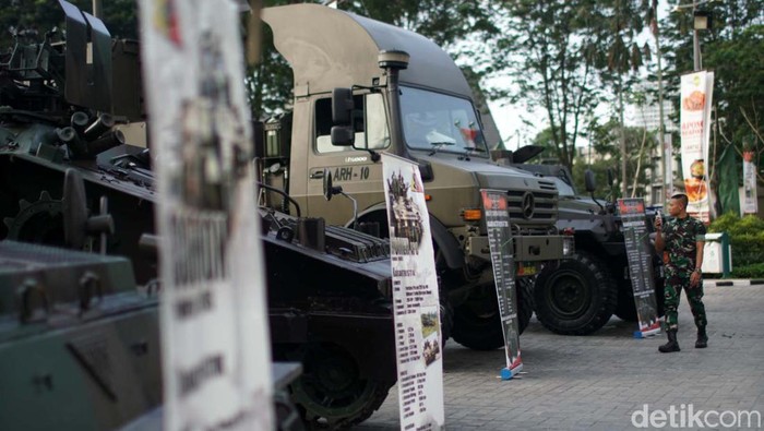 Pameran Alat Utama Sistem Senjata (Alutsista) TNI AD digelar di Tangerang Selatan. Panser Anoa jadi primadona dengan banyak diserbu warga.