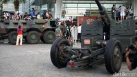 Selain memamerkan Alutsista, masyarakat juga bisa menaiki kendaraan tempur Anoa.