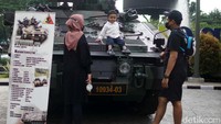 Seorang anak tampak naik ke tank.