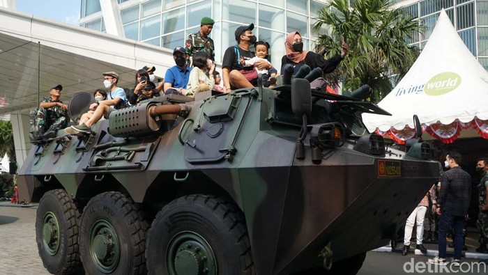 Pameran Alat Utama Sistem Senjata (Alutsista) TNI AD digelar di Tangerang Selatan. Panser Anoa jadi primadona dengan banyak diserbu warga.