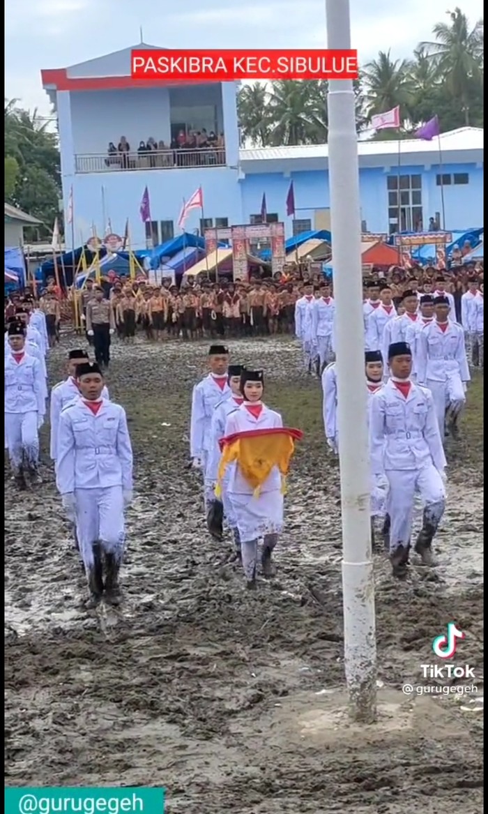 Paskibra Sibulue, Bone bertugas di lapangan berlumpur. Paskibra Sibulue, Bone bertugas di lapangan berlumpur.