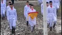 Pasukan pengibar bendera (paskibra) Kecamatan Sibulue, Kabupaten Bone, Sulawesi Selatan (Sulsel) menunaikan pelaksanaan pengibaran bendera merah putih di lapangan berlumpur dengan lintah. Foto: Tiktok/@gurugegeh