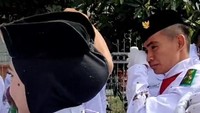 Pembina Paskibra Kecamatan Sibulue Sersan 2 Muhammad Supriadi Tamrin mengatakan, pasukan paskibra hanya memiliki 1 pakaian upacara. Setelah pengibaran, evaluasi, dan istirahat, anggota paskibra mencuci baju masing-masing.Basah atau tidak, bersih atau tidak tetap dipakai untuk penurunan bendera, karena pakaian cuman satu. Sepatunya tetap dipakai basah, mau gimana lagi, katanya. Foto: Tiktok/@gurugegeh 