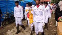 Shyva mengaku tidak mudah untuk melaksanakan upacara di lapangan berlumpur. Sebab, kakinya tertahan dalam gundukan lumpur.Iya, penuh lumpur. Jangankan baju, muka saja belepotan lumpur dan sebagian sepatu juga tertinggal di lapangan, kata Shyva. Foto: Tiktok/@gurugegeh