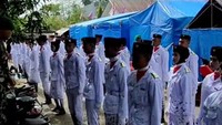 Tantangannya kemarin karena lapangan yang berlumpur. Belum lagi lintah yang ada di lapangan karena sempat satu kali lintah nempel di kaki saya, kata Pembawa Baki Paskibra Sibulue Andi Tenri Shyva, dikutip dari detikSulsel, Kamis (18/8/2022). Foto: Tiktok/@gurugegeh