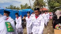 Kendala lumpur juga tidak luput dari hujan deras yang terus turun.Karena pemerintah juga berusaha untuk memperbaiki lapangan, tapi hujan tidak pernah berhenti, jadi saya selaku pembawa baki tetap ingin mensukseskan hari Kemerdekaan Negara Republik Indonesia walaupun dalam kondisi yang tidak memungkinkan, tuturnya. Foto: Tiktok/@gurugegeh