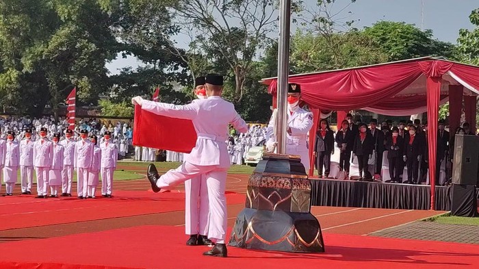 Paskibraka Solo gagal kibarkan bendera saat upacara Kemerdekaan ke-77 RI. Apa penyebab bendera Merah Putih tersebut gagal dikibarkan? Cek informasinya di sini.