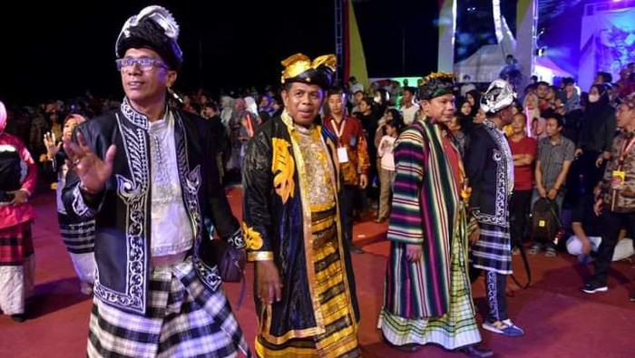 Pawai budaya Pemkot Baubau dengan baju adat Buton