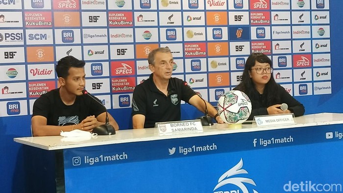Pelatih Borneo FC, Milomir Seslija saat jumpa pers di Stadion Segiri Samarinda