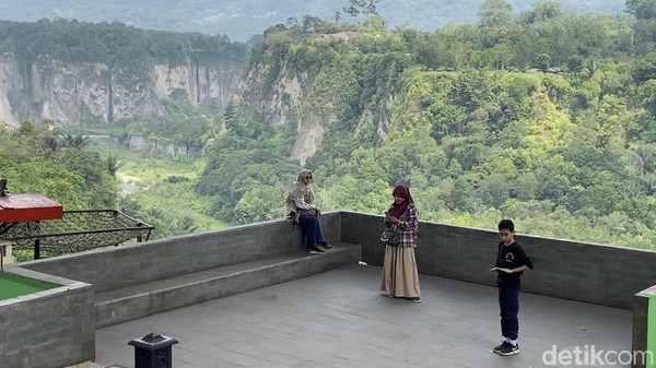 6 Potret Pesona Lembah Ngarai Sianok, Pahatan Perbukitan yang Indah