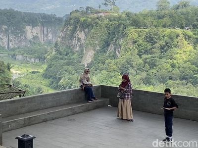 6 Potret Pesona Lembah Ngarai Sianok, Pahatan Perbukitan yang Indah