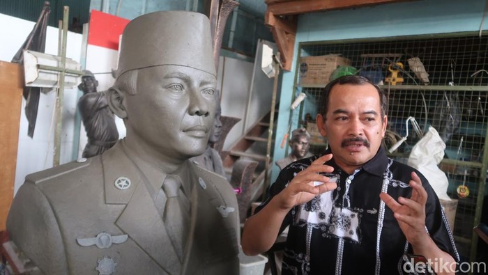 Seniman pematung Yusman saat memberikan keterangan, Kamis (18/8/2022).