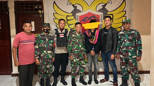 Otak pelaku pemerkosa ABG di Bima berinisial AF alias AG (tiga dari kanan) saat diamankan petugas usai menyerahkan diri.