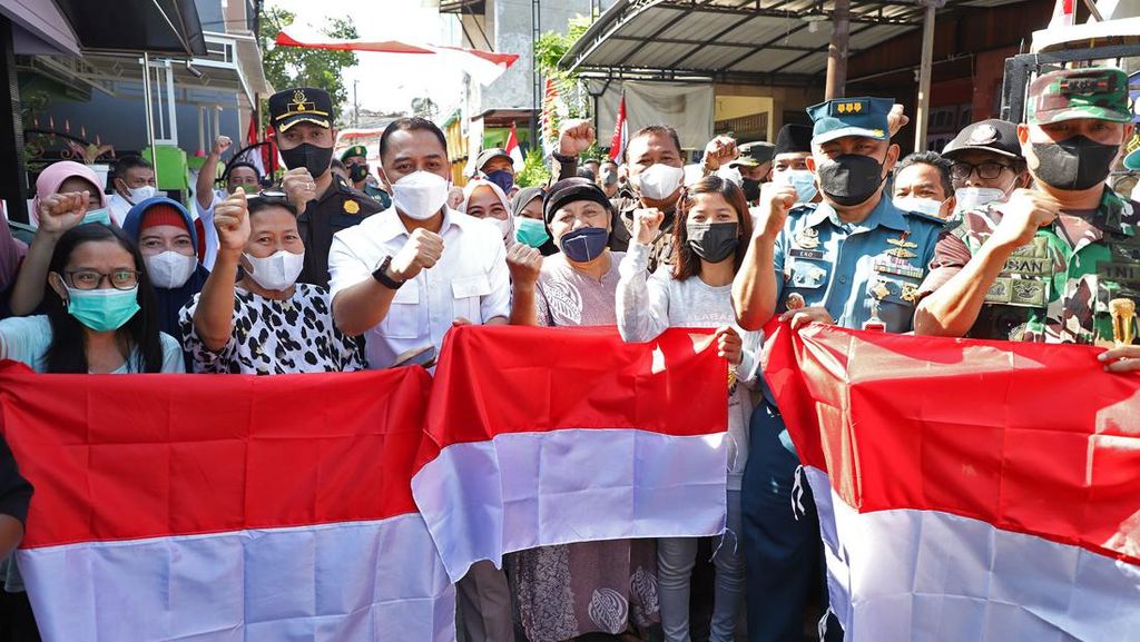 HUT RI ke-77, Walkot Surabaya Bagikan 13.884 Bendera Merah Putih