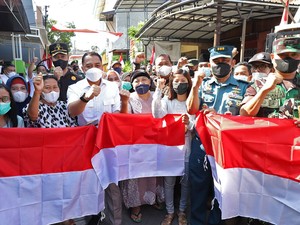 HUT RI ke-77, Walkot Surabaya Bagikan 13.884 Bendera Merah Putih